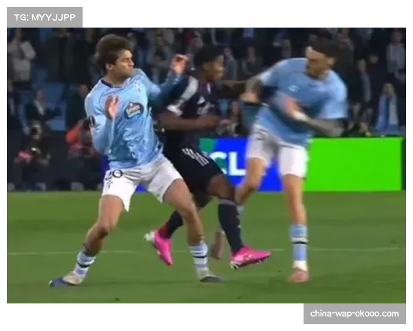 关键时刻：VAR长时间回看，判定里昂进球前对防守球员是否构成冲撞